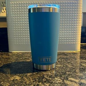 Yeti 20oz tumbler in blue, gently used.